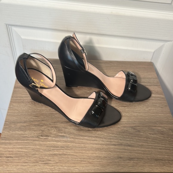 KATE SPADE NEW YORK BLACK STUDDED OPEN TOE WEDGES IN SIZE 9.5 B - Picture 2 of 8